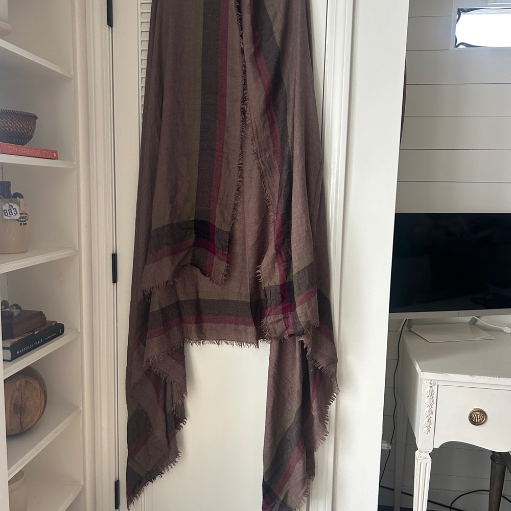 Elegant Plaid Scarf in Brown and Red